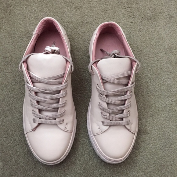Leather low top sneaker. Size 7. - Picture 1 of 4